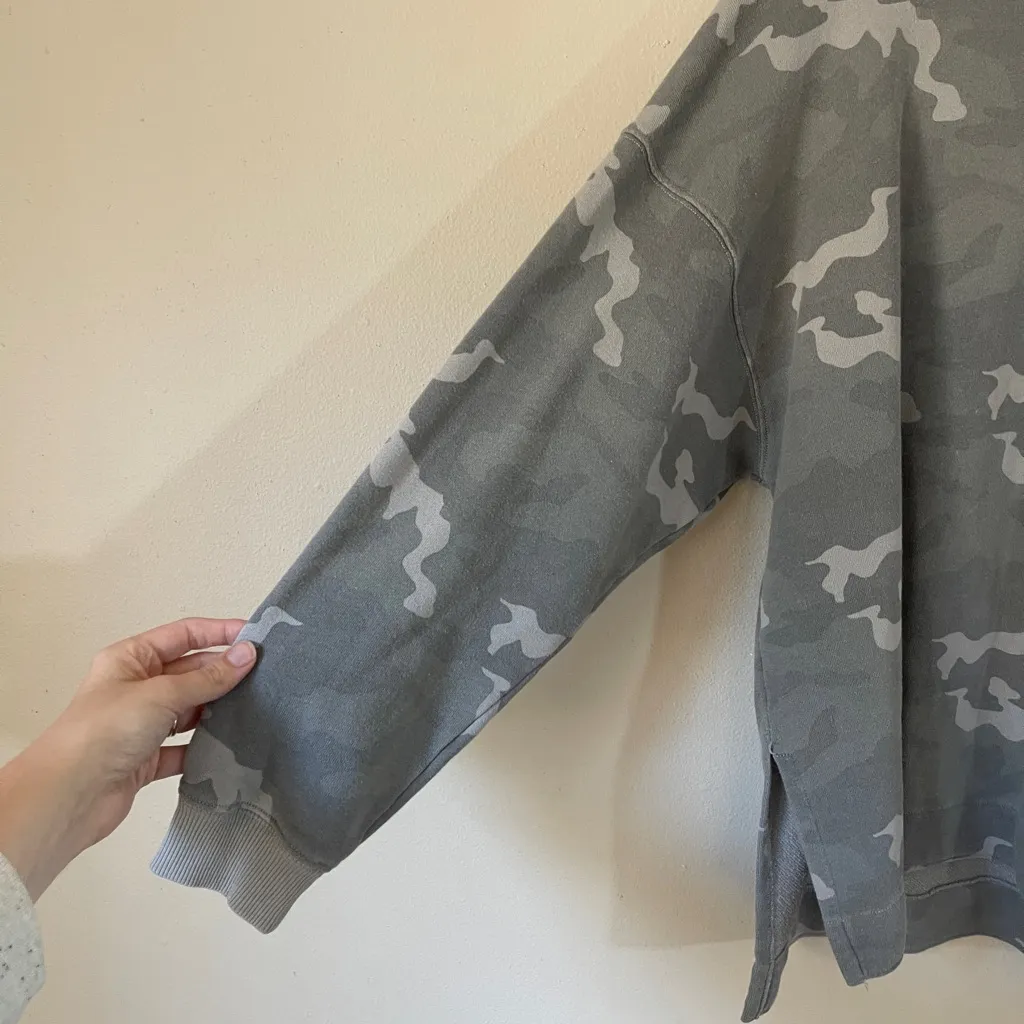 American Eagle Gray oversized Camouflage crewneck size medium jeggings fit - Image 3