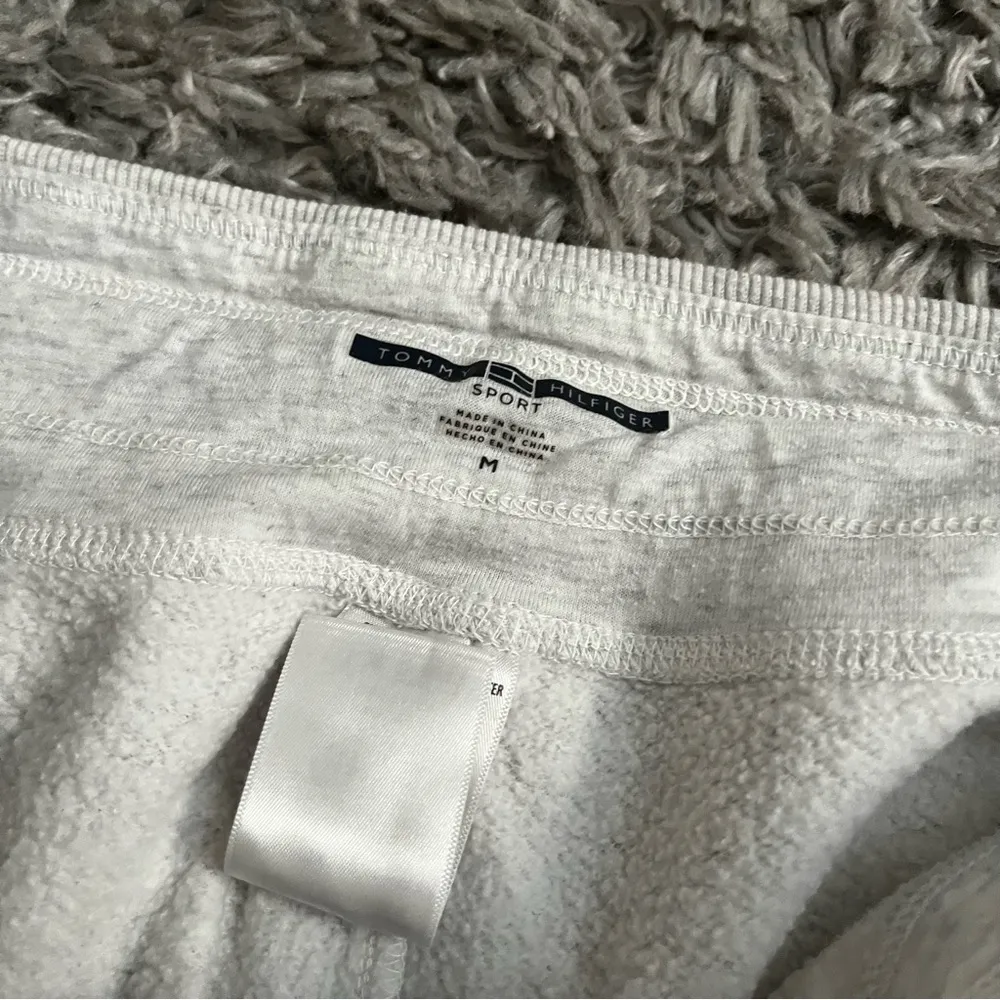 Tommy Hilfiger sweatpants size medium - Image 3