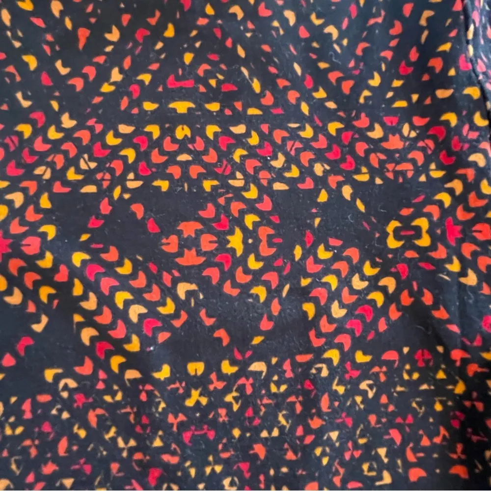LuLaRoe Black Orange Red Abstract Geometric Print Leggings, One Size EUC - Image 5