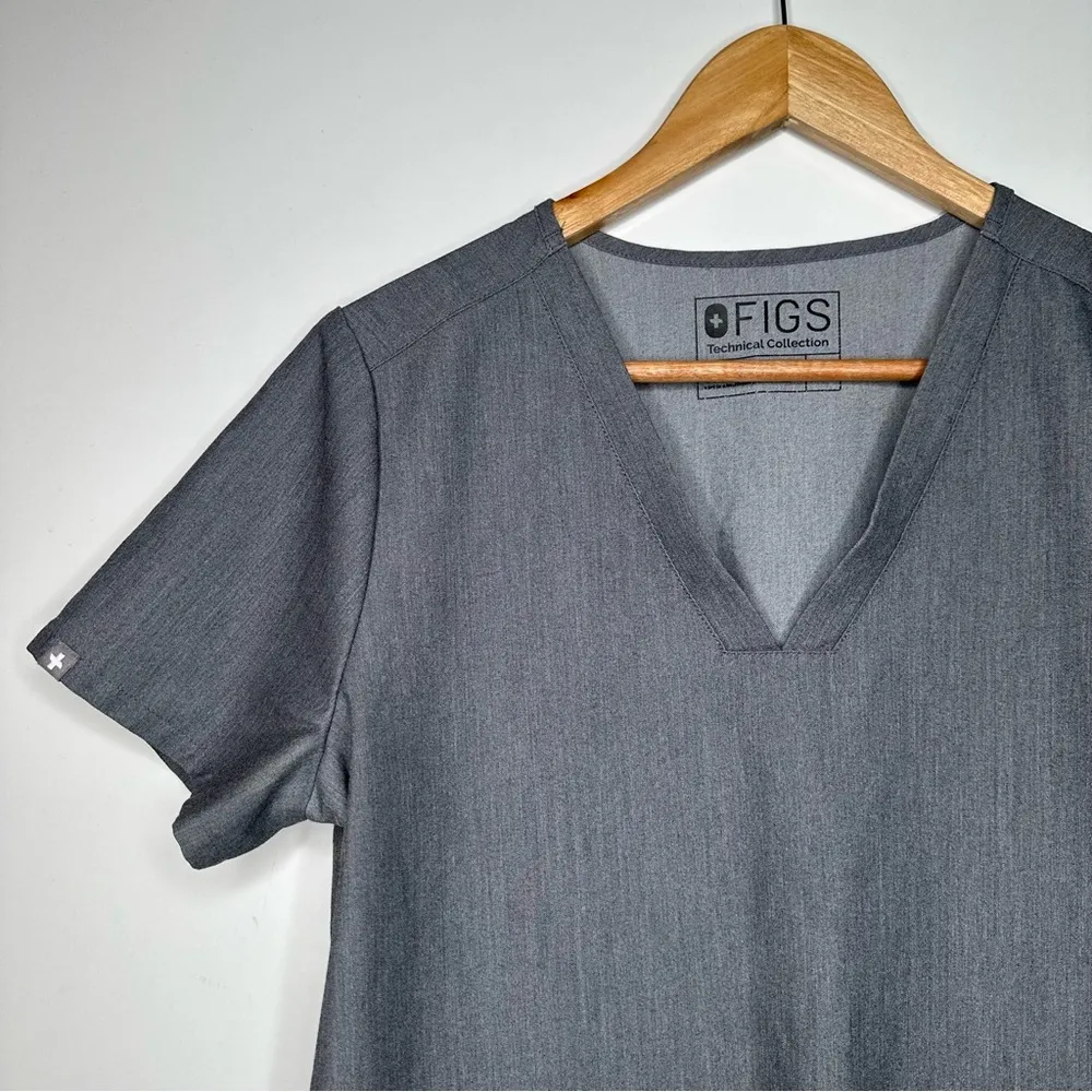 FIGS Casma Three Pocket Scrub Top in Grey Size Small - Image 4