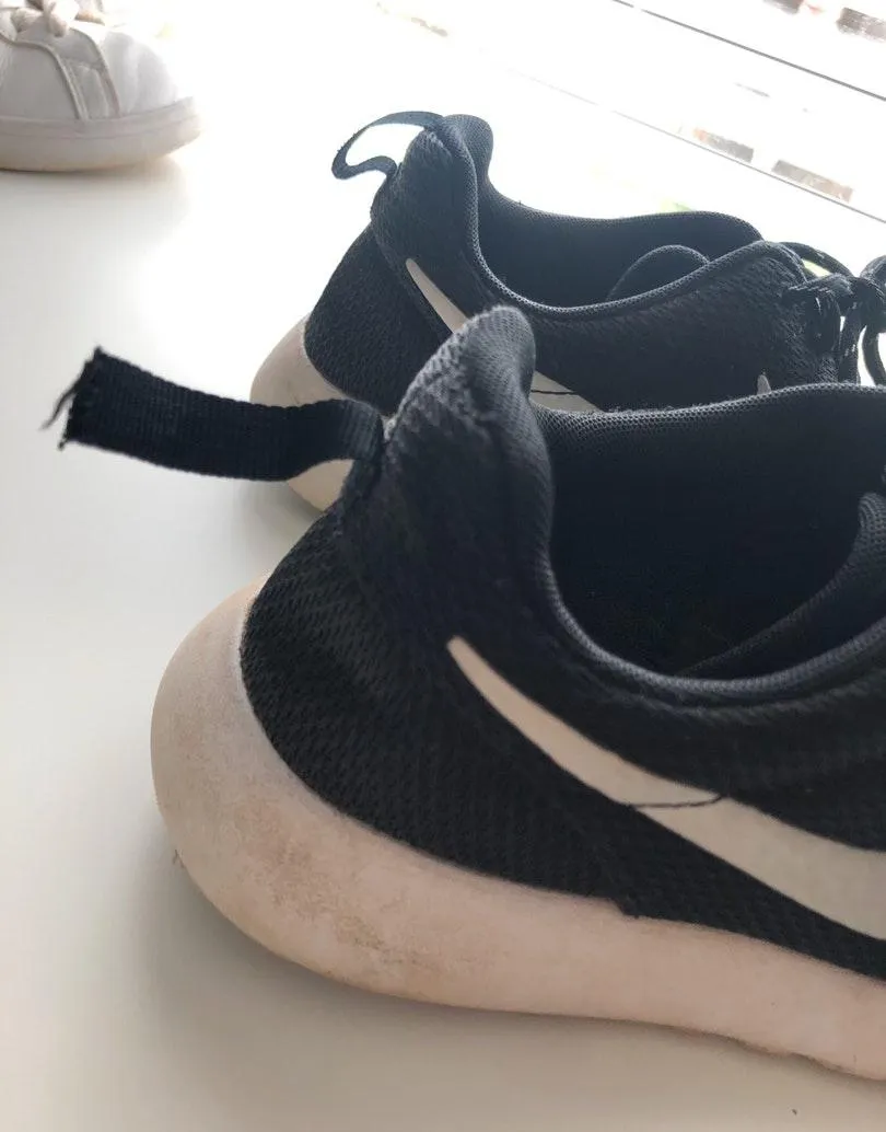 Nike Black Roshes - Image 3