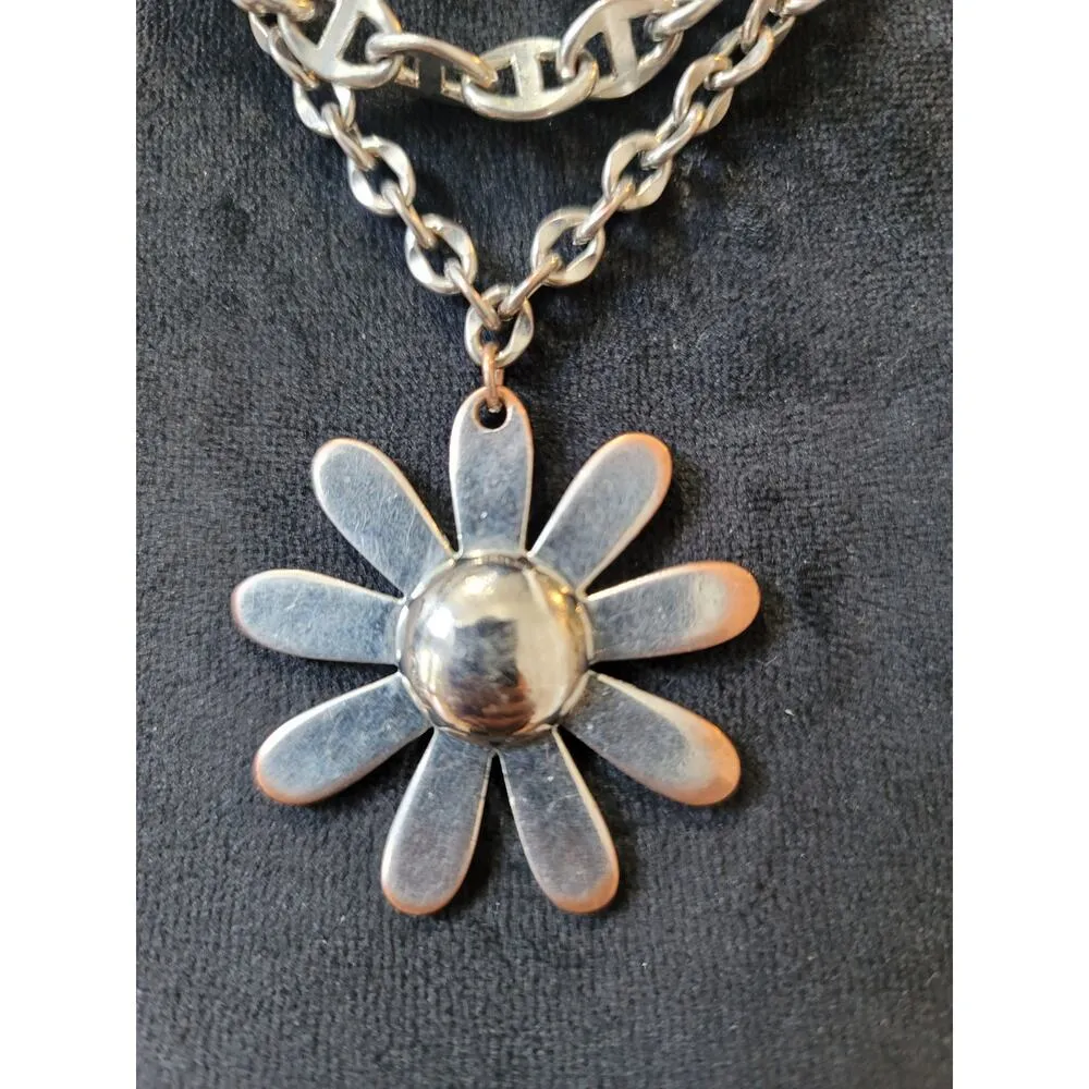 Women's Lightweight Silver Necklace With Twisted Mariner Link Chain Design - Image 3