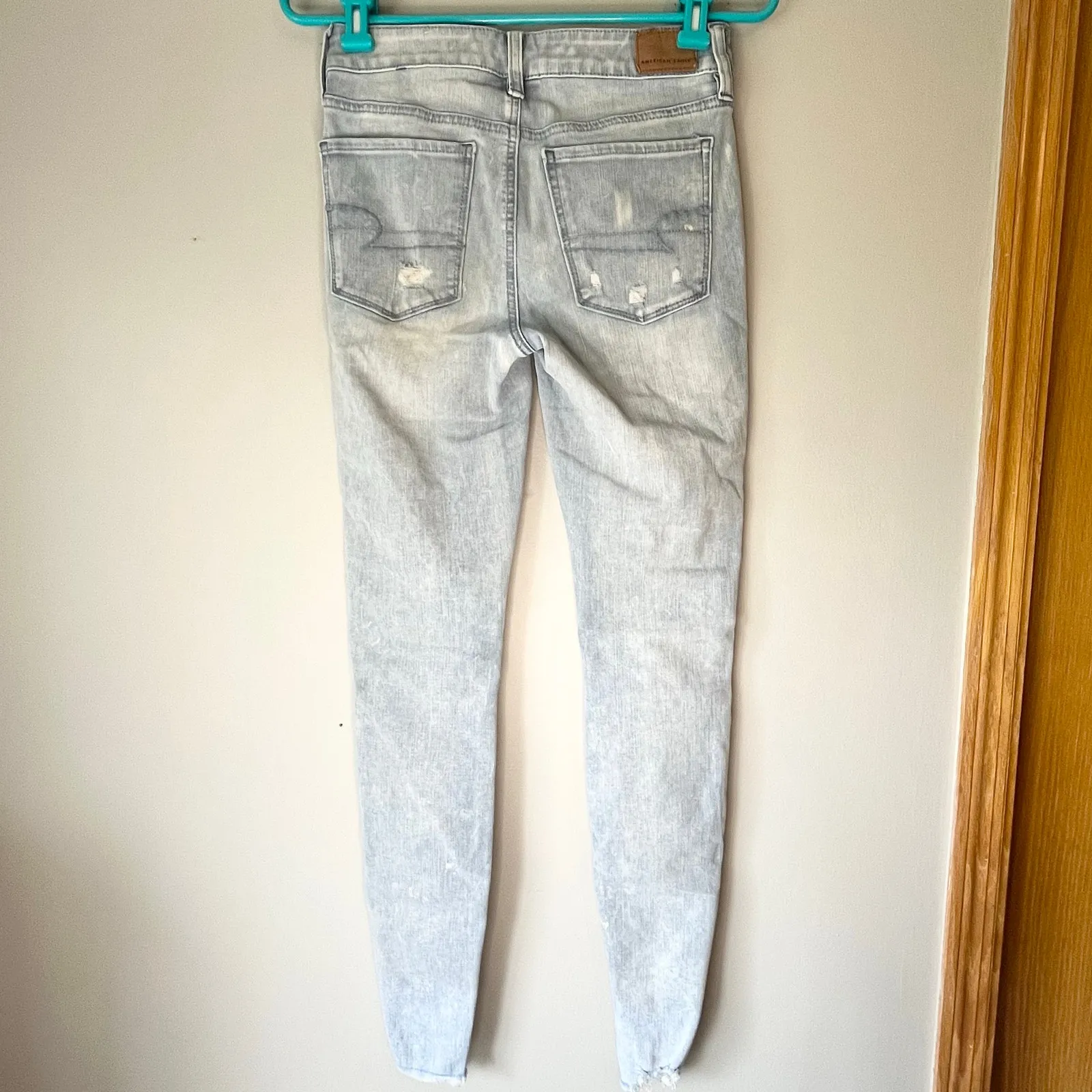 American Eagle Light Acid Wash Distressed 360° Next Level Stretch Jegging Sz 2 - Image 2