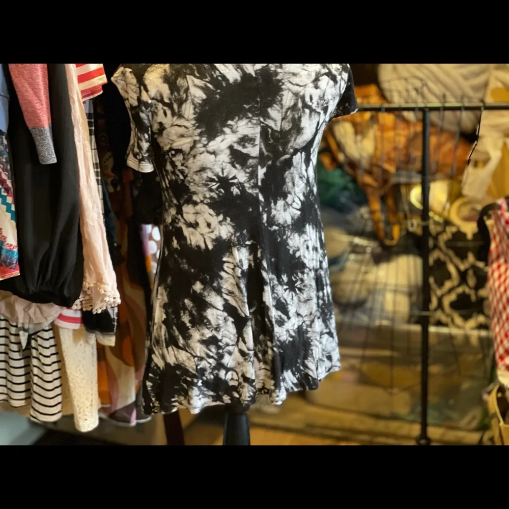 Women’s  Mudd Tie Dye fun top Black and White - Image 3