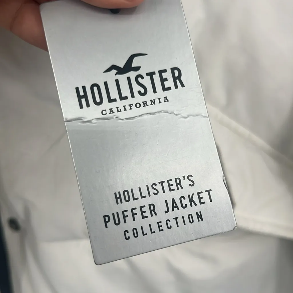 Hollister Women's White Hooded Puffer Jacket - Image 3