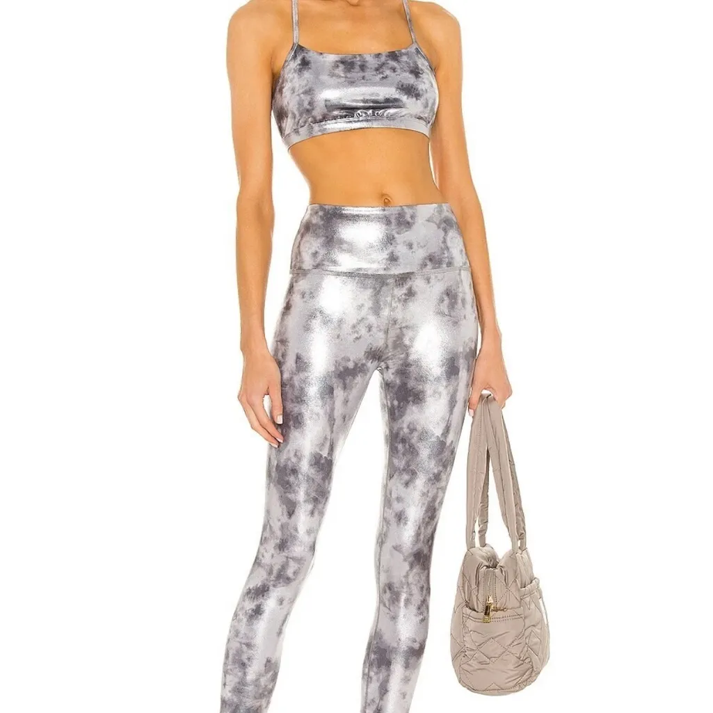 Beyond Yoga Women's Chrome Foil High Waisted Legging Size Medium NWT - Image 2