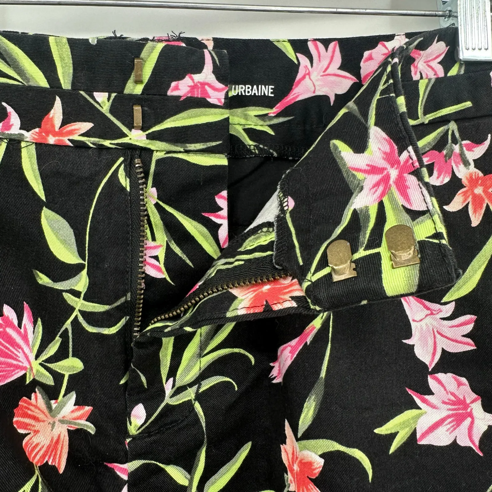 Khakis By Gap Size 14 The City 3 inch Shorts NWT Shorts Black Pink Flower‎ Print - Image 3