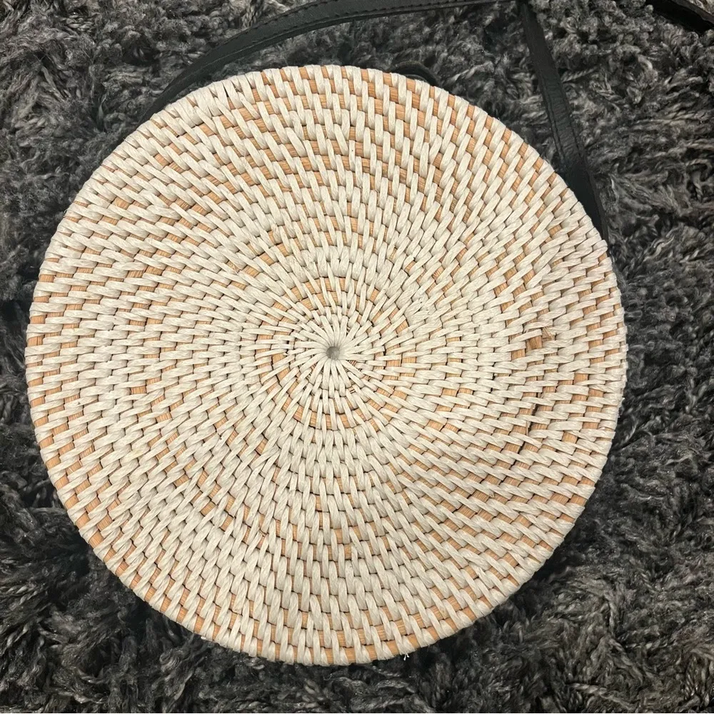 🍒COASTAL BLACK AND WHITE RATTAN ROUND CROSSBODY BAG🍒 - Image 5