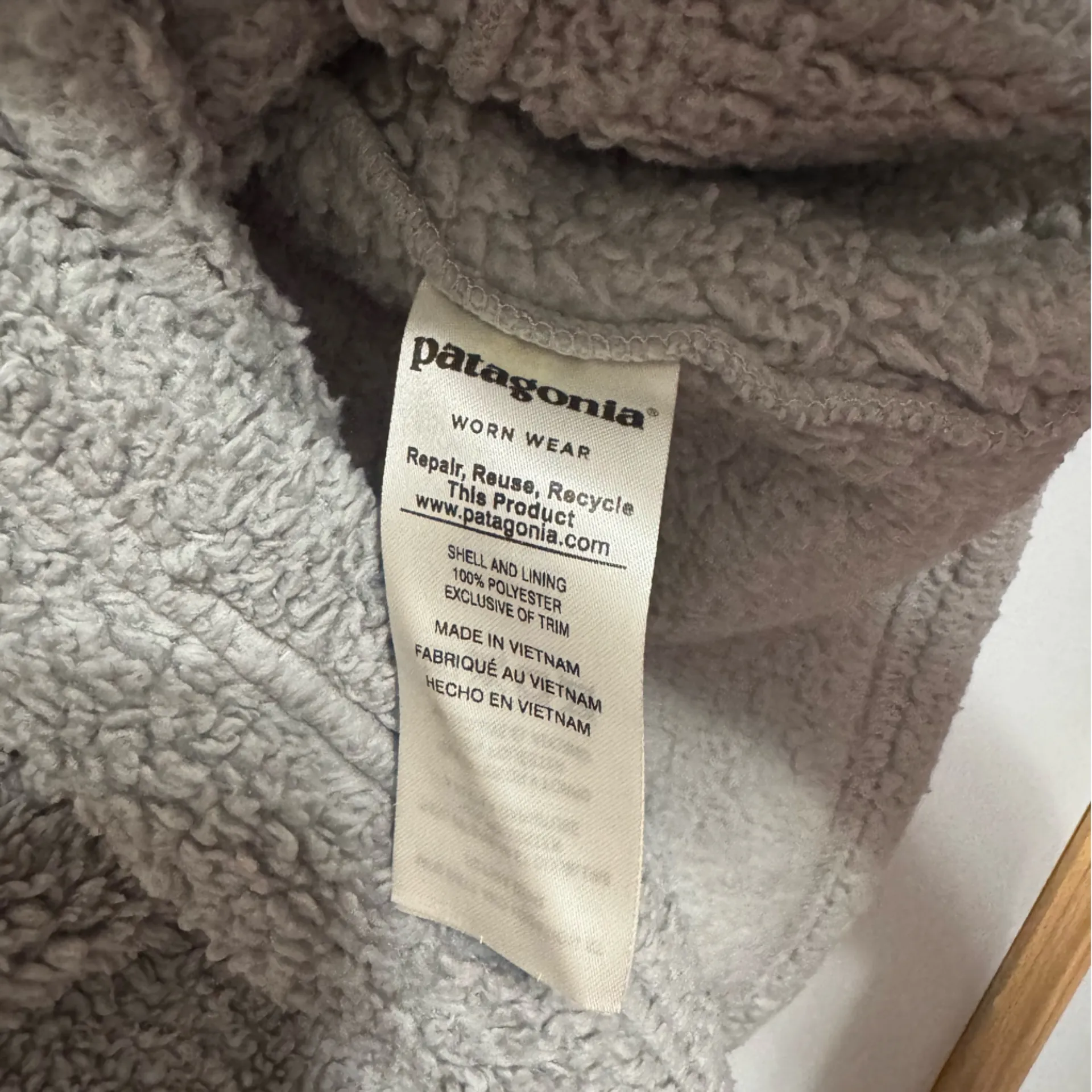 Patagonia Women's Light Gray Fleece Sweater Size Medium - Image 7