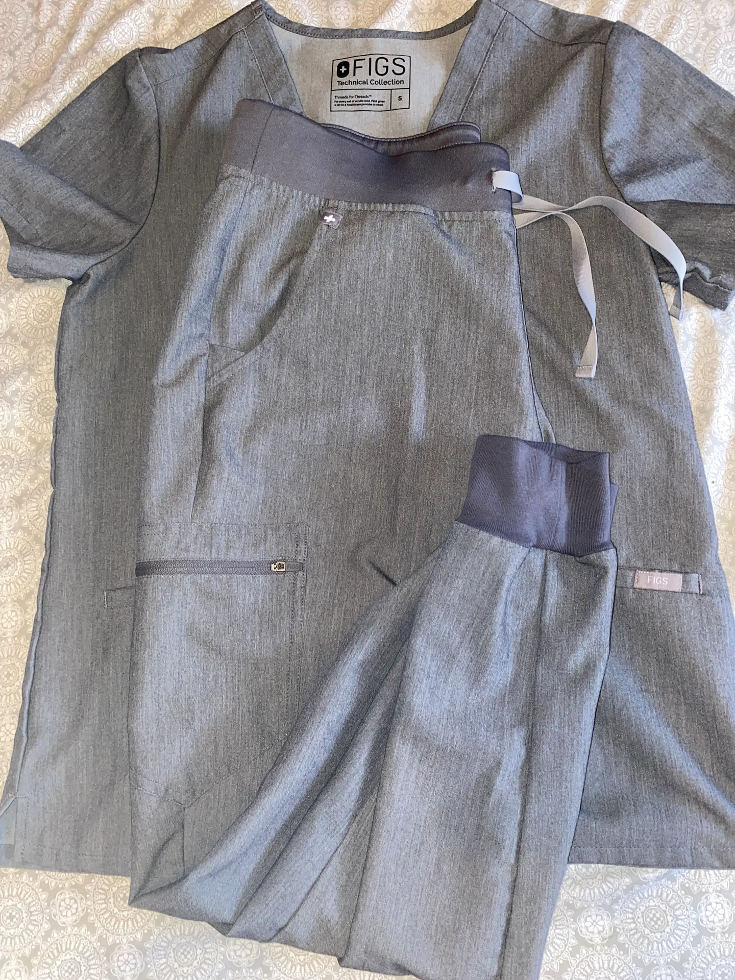 FIGS Scrubs Set - Image 3