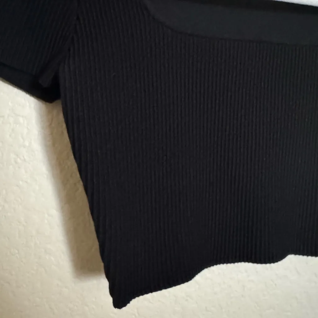 Aritzia Babaton sculpt knit rib short sleeve square neck crop top sz m‎ black - Image 5