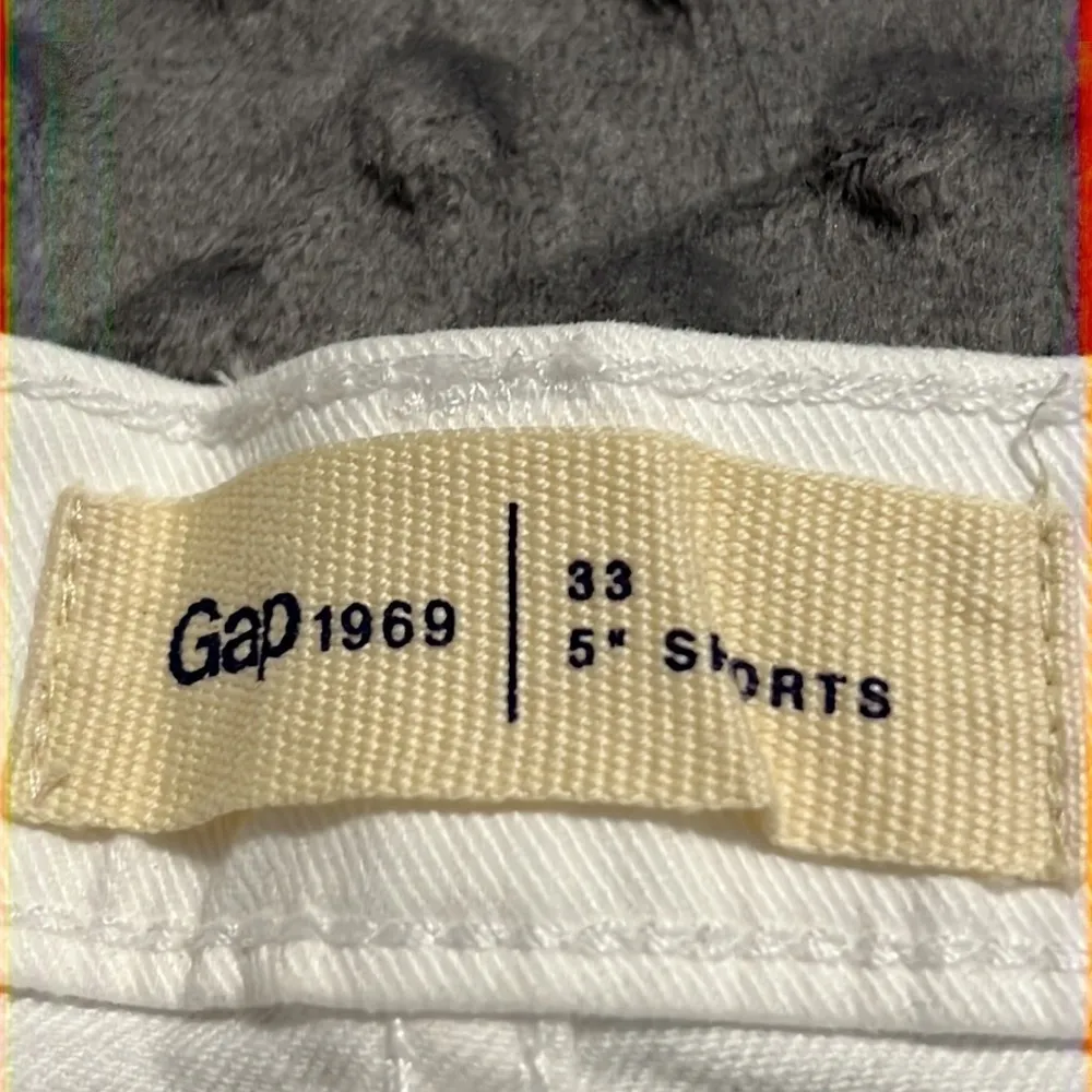 GAP size 33 5” shorts white button womens plus size zip close with pockets - Image 2