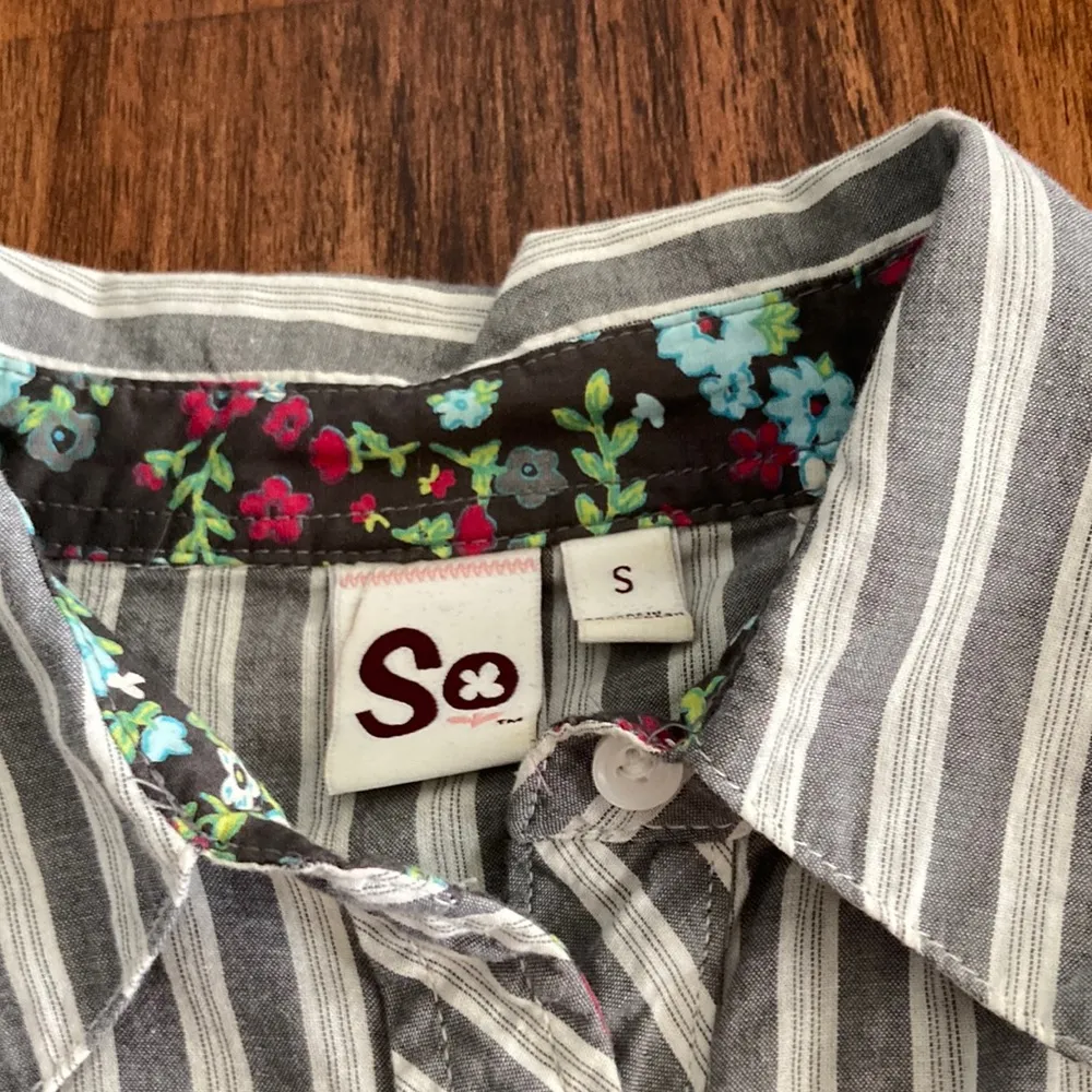 SO Striped Button Down Shirt 100% Cotton Work Top Oxford Fitted Size Small EUC - Image 2