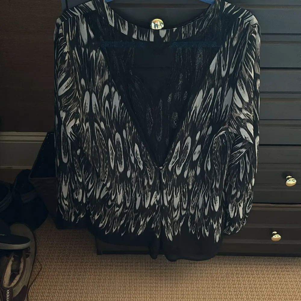 Miracle body large l tunic sheer lace in back with button to create flow hot - Image 8