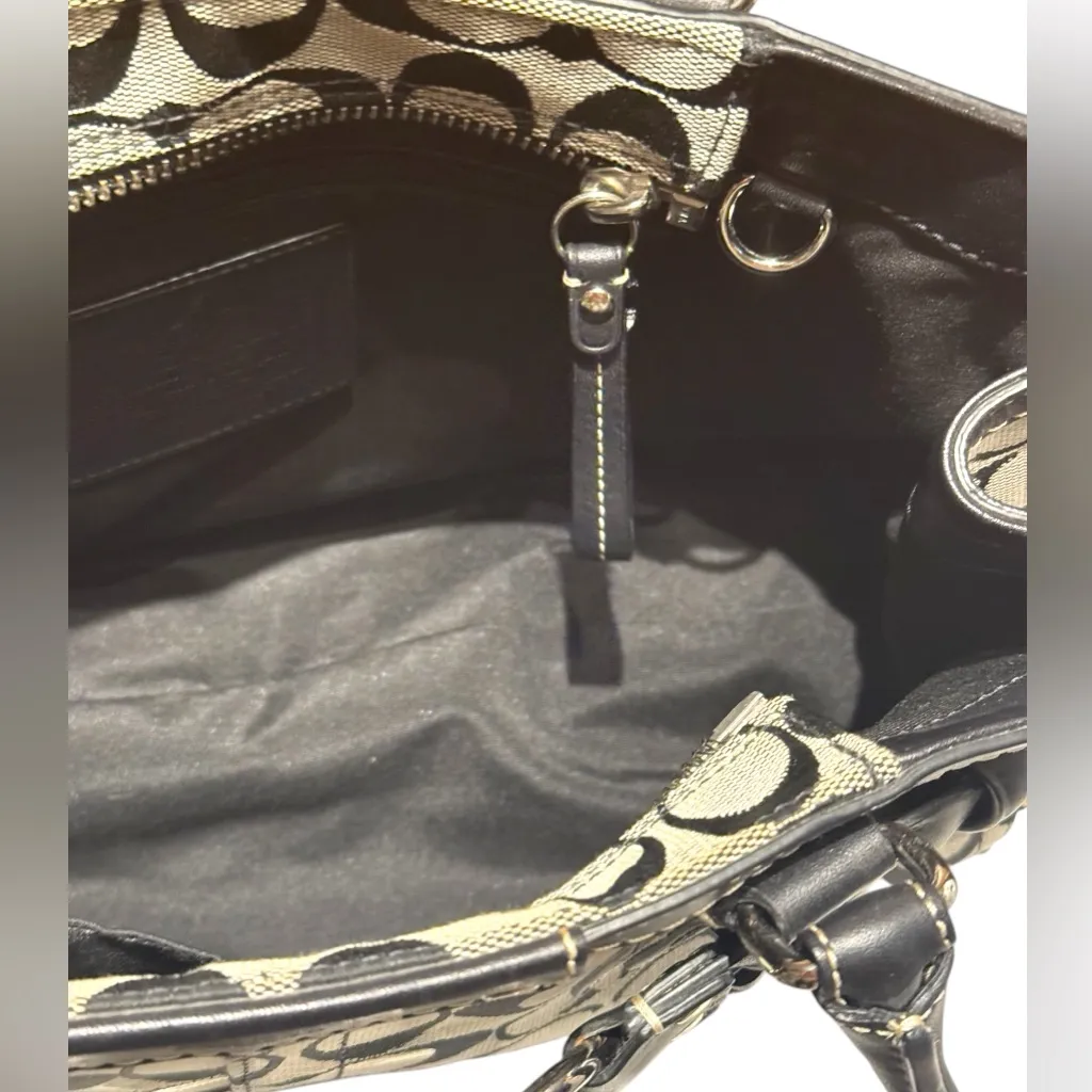 Coach  HAMPTON SIGNATURE CANVAS SHOULDER BAG WITH LEATHER. - Image 12