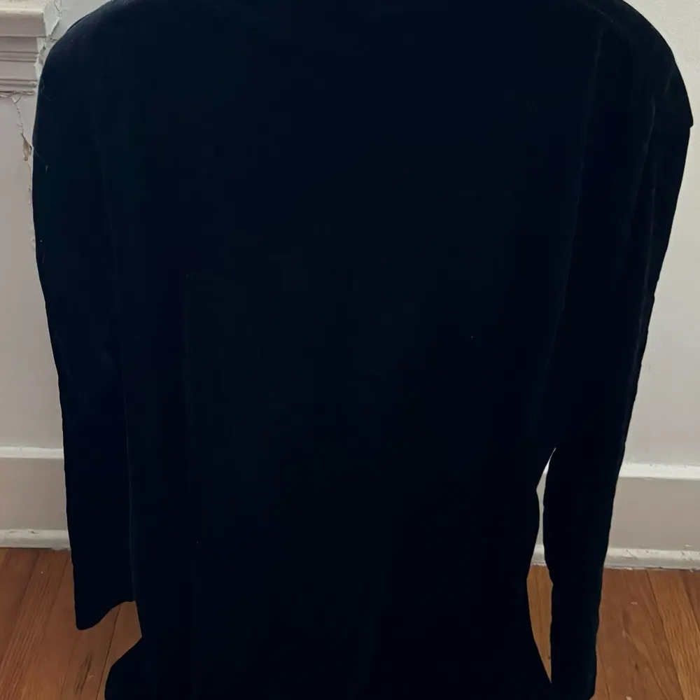 Vintage Discreet velvet black velour button down front ties blouse, one size - Image 3