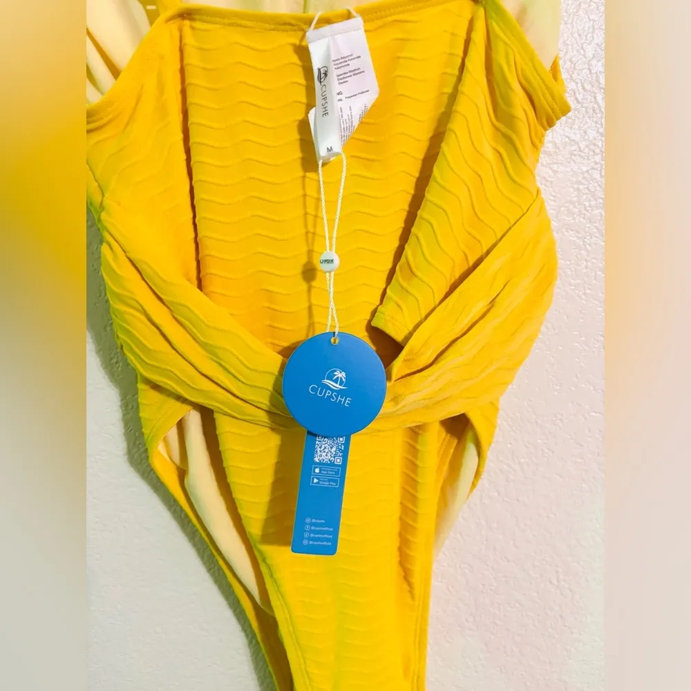 Cupshe Sunny Yellow One Piece swimsuit. Size: M - Image 2