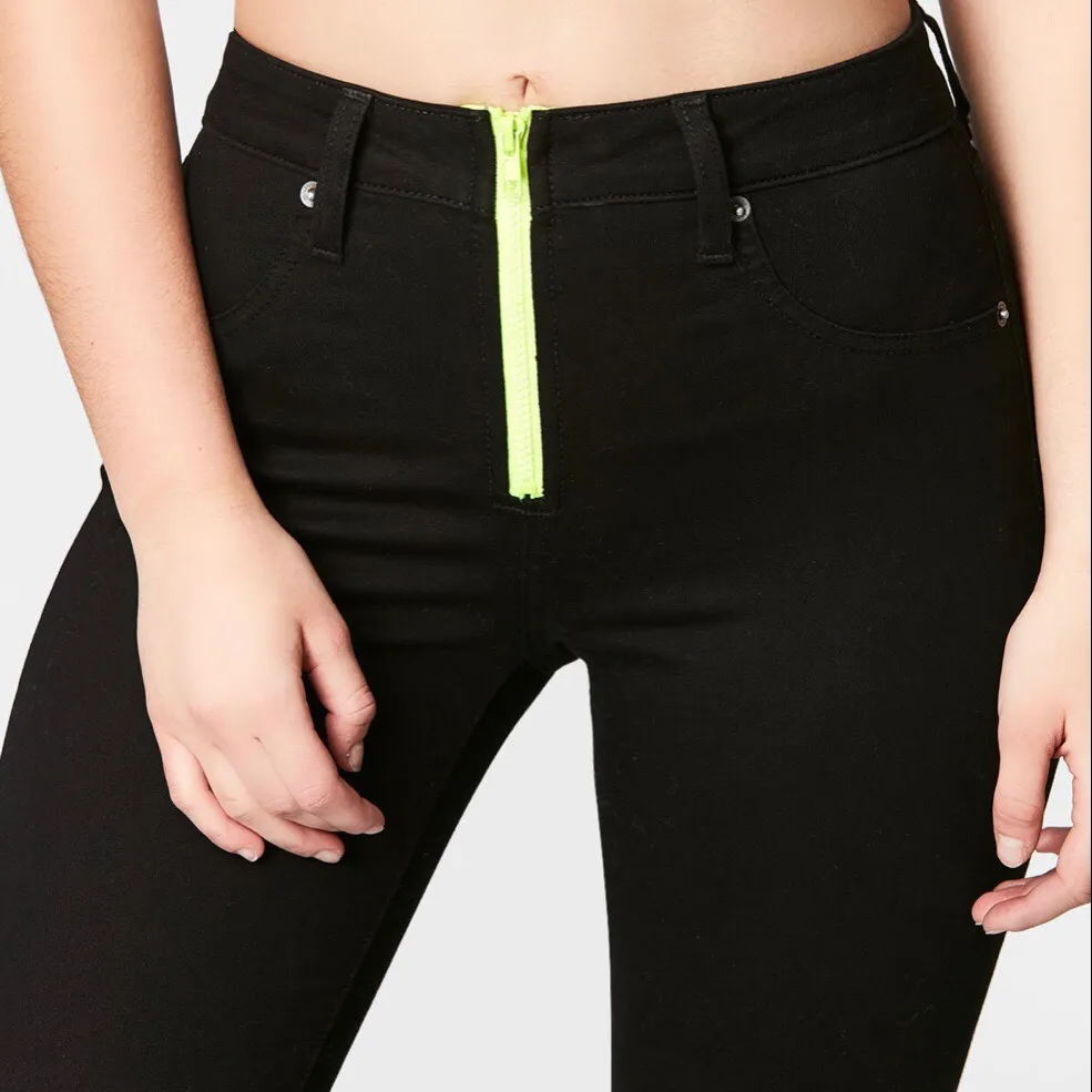 NWT  Black Stretchy Neon Zipper Carmar Jeans 26 - Image 4