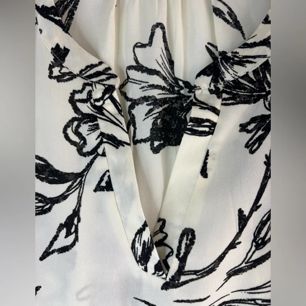 Maurices 1X Floral Sketch V-Neck Popover Top Blouse in Crème Black - Workwear - Image 3