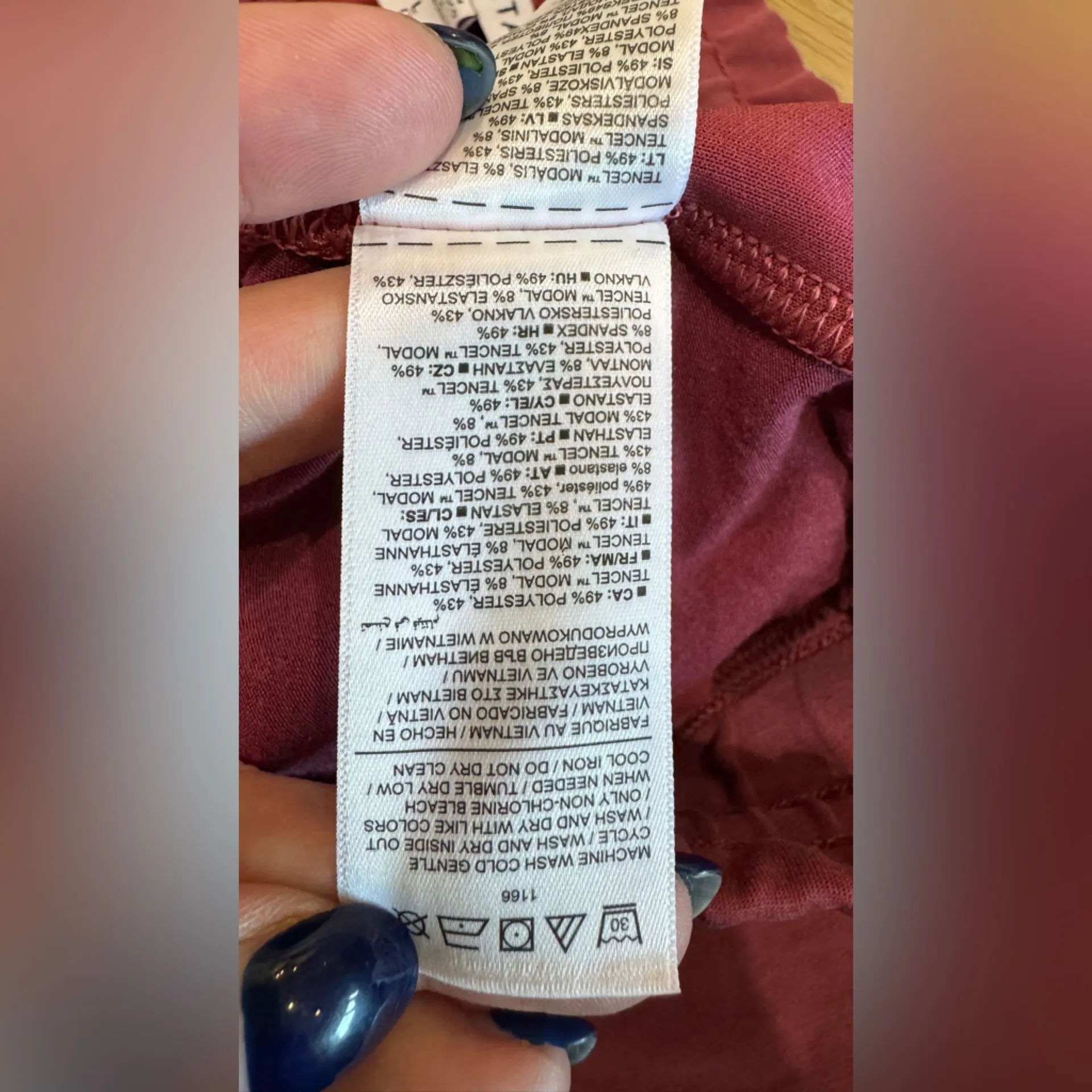 Athleta Seasoft Mid Rise cropped Pants size large - Image 4