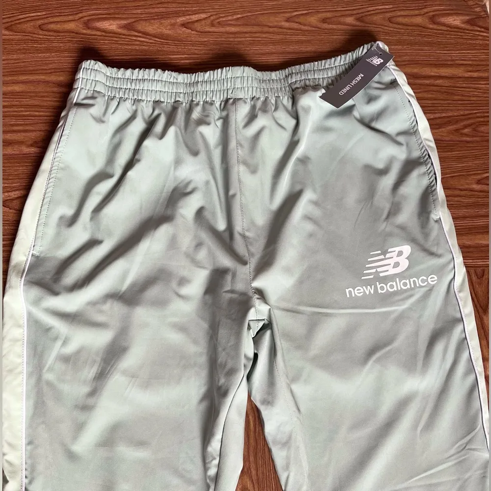 New Balance woman's sports Joggers with zips at bottom Size Large - Image 3