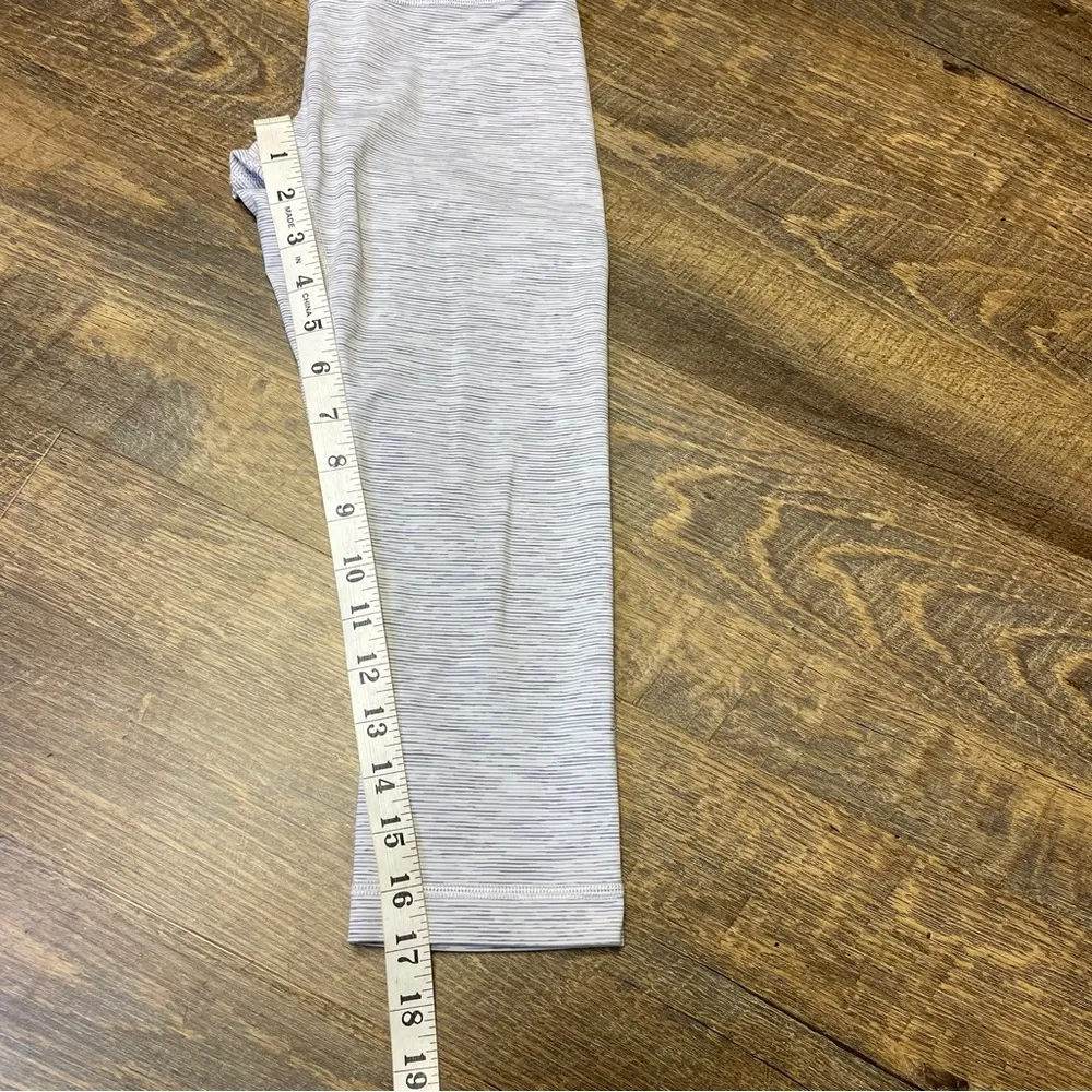 Lululemon Wunder Under High-Rise 1/2 Tight Luxtreme 17" Womens 2 Gray White - Image 10