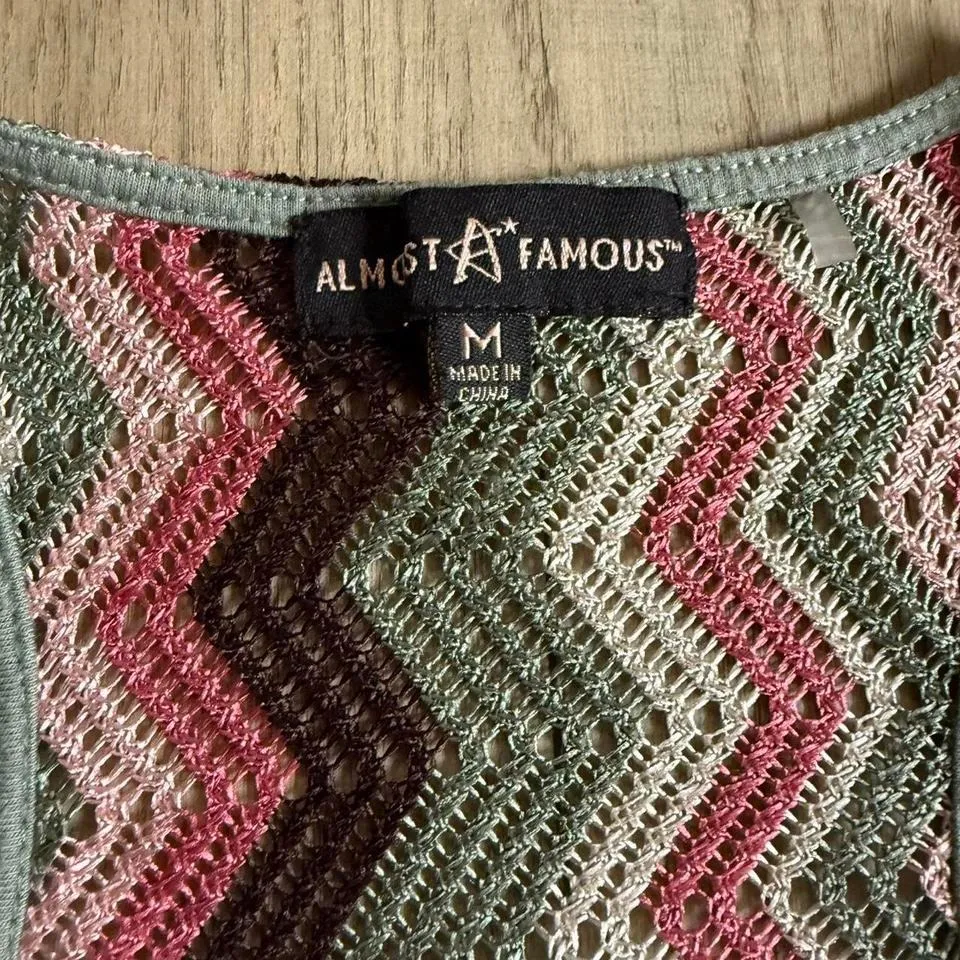 Almost Famous Chevron Zigzag Crochet Fringe Vest Top Women's M Pink Gray - Image 2