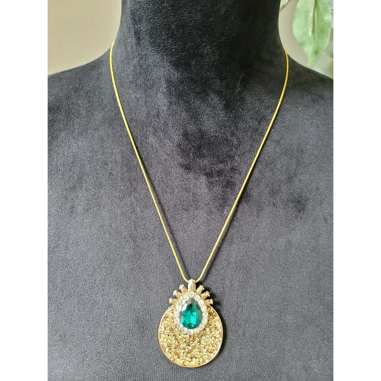 Women's Gold Chain Necklace With Green Gemstone Pendant And Lobster Clasp Lock - Image 2