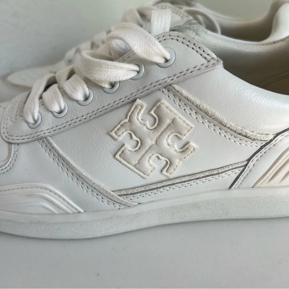 Tory Burch Clover Court Sneakers Tennis Shoes in White - Image 4