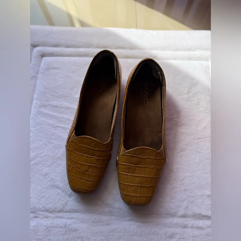 Vionic  Leather Croc Embossed Clark Loafer Flat, Size 9.5 Tan - Image 15