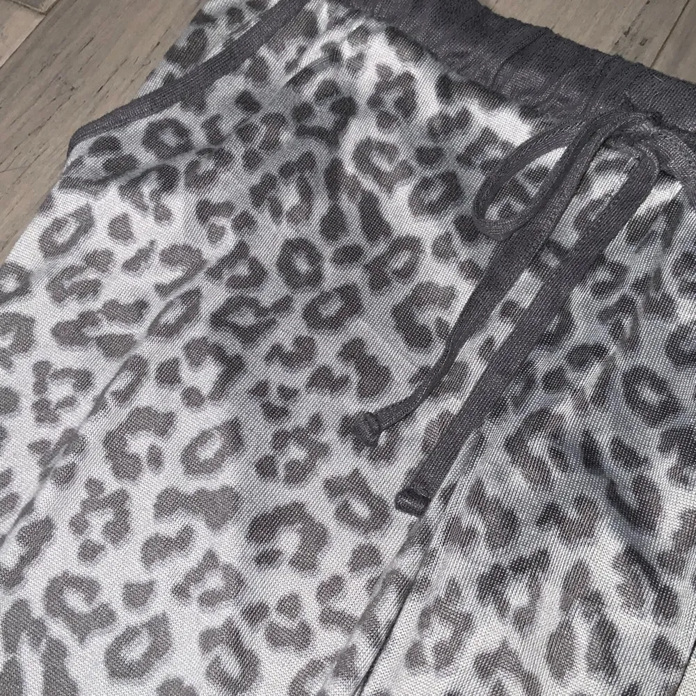 Lucky Brand Stretchy Gray Leopard Print Short Sleeve Pajama Set Pockets S - Image 11