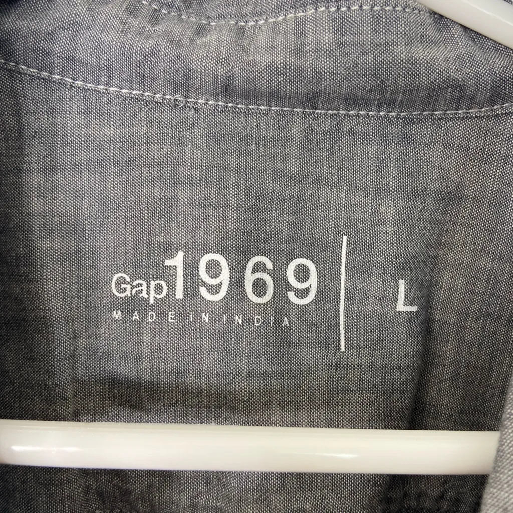 NWOT GAP women’s‎ gray fitted boyfriend denim button front long sleeve shirt L - Image 4