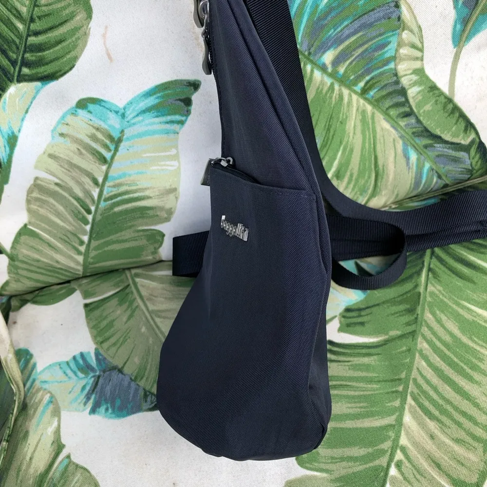NEW Baggallini Sling Travel Bag!  Black - Image 4
