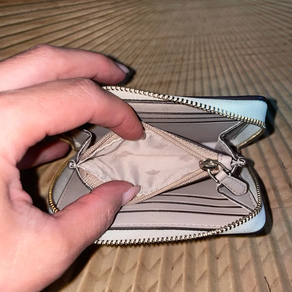 NWOT KATE SPADE COMPACT WALLET - Image 4