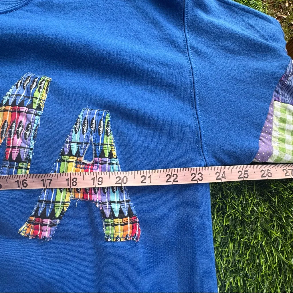 Gildan Blue Mama Sweatshirt with Colorful Crayon Patchwork Pattern Size Large - Image 7