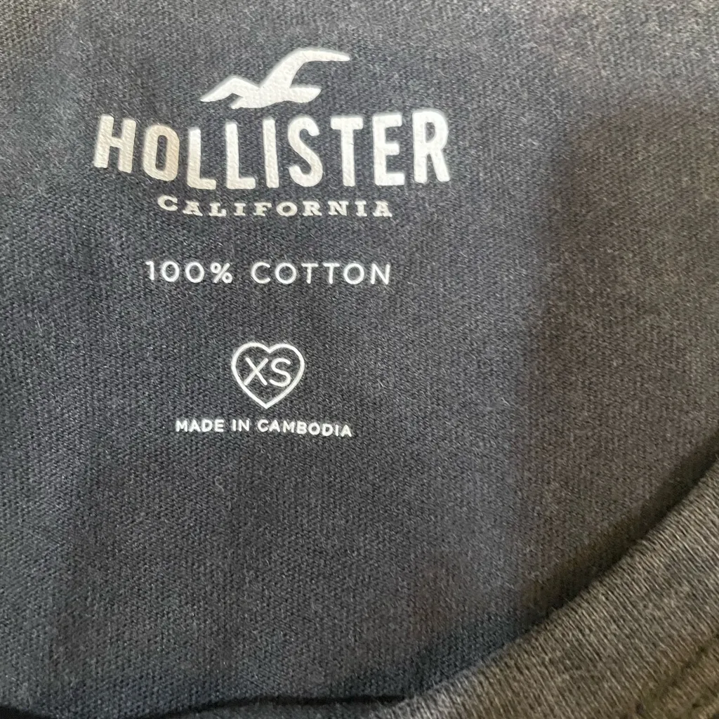 Hollister Black Graphic Crop Top - Image 3