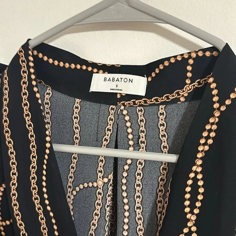 Aritzia BABATON power blouse in chain link rope print spring black gold neutral - Image 5