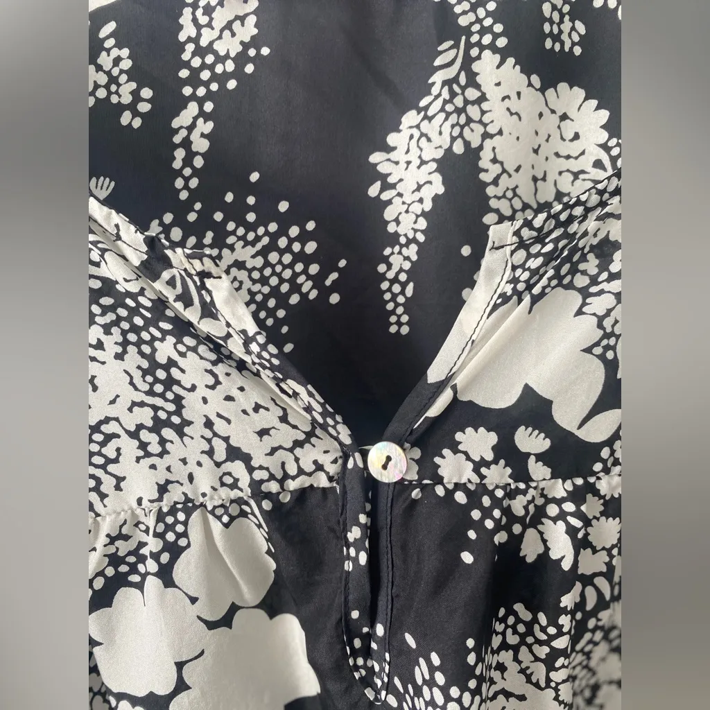Velvet By Graham and Spencer Womens Printed 100% Silk Top S Black White Floral - Image 5
