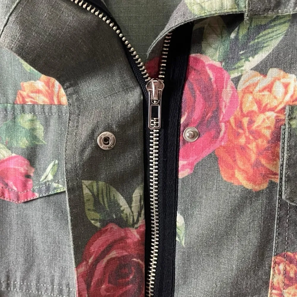 Vici Military Utility Jacket in Army Green Floral Size Small Roses Fall Dainty - Image 5