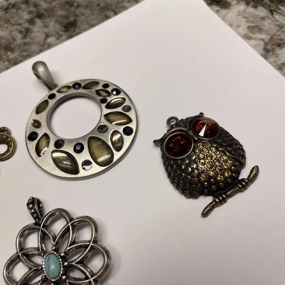 Lot Of 5 Pretty Costume Pendants / Charms - Image 10