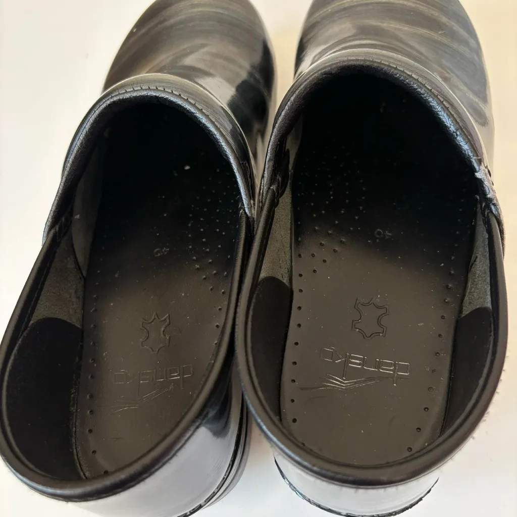 Dansko Professional gray black metallic striped patent leather clogs 40 EU - Image 6