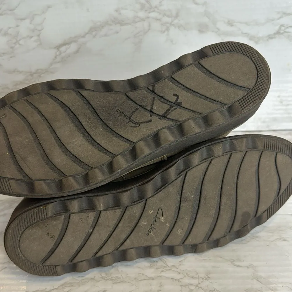 Clarks Women's Sharon Spring Olive Suede ankle Boots size 9M - Image 8