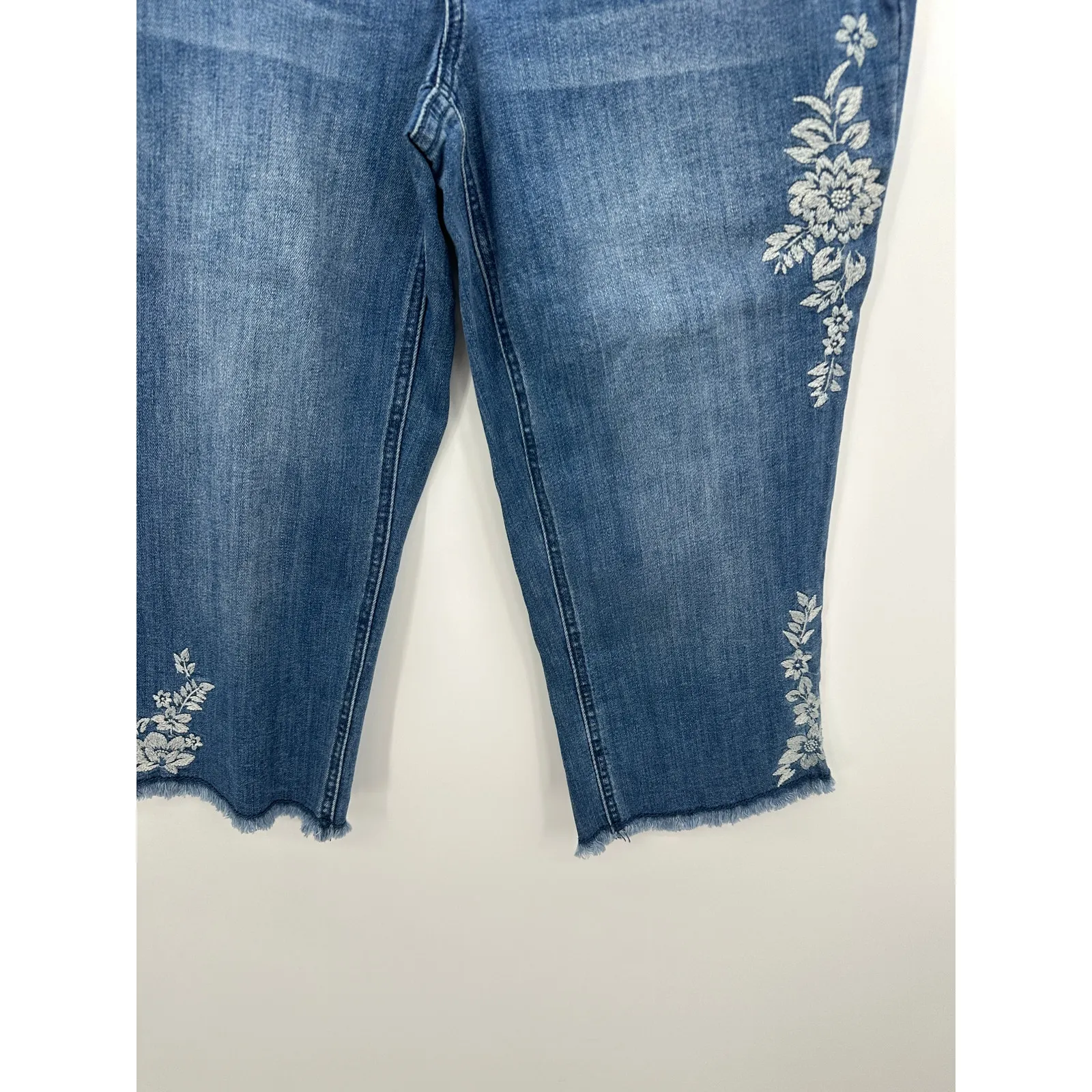 Christopher & Banks Floral Embroidered Capri Denim Jeans Womens Sz 8P NWT Modern - Image 4