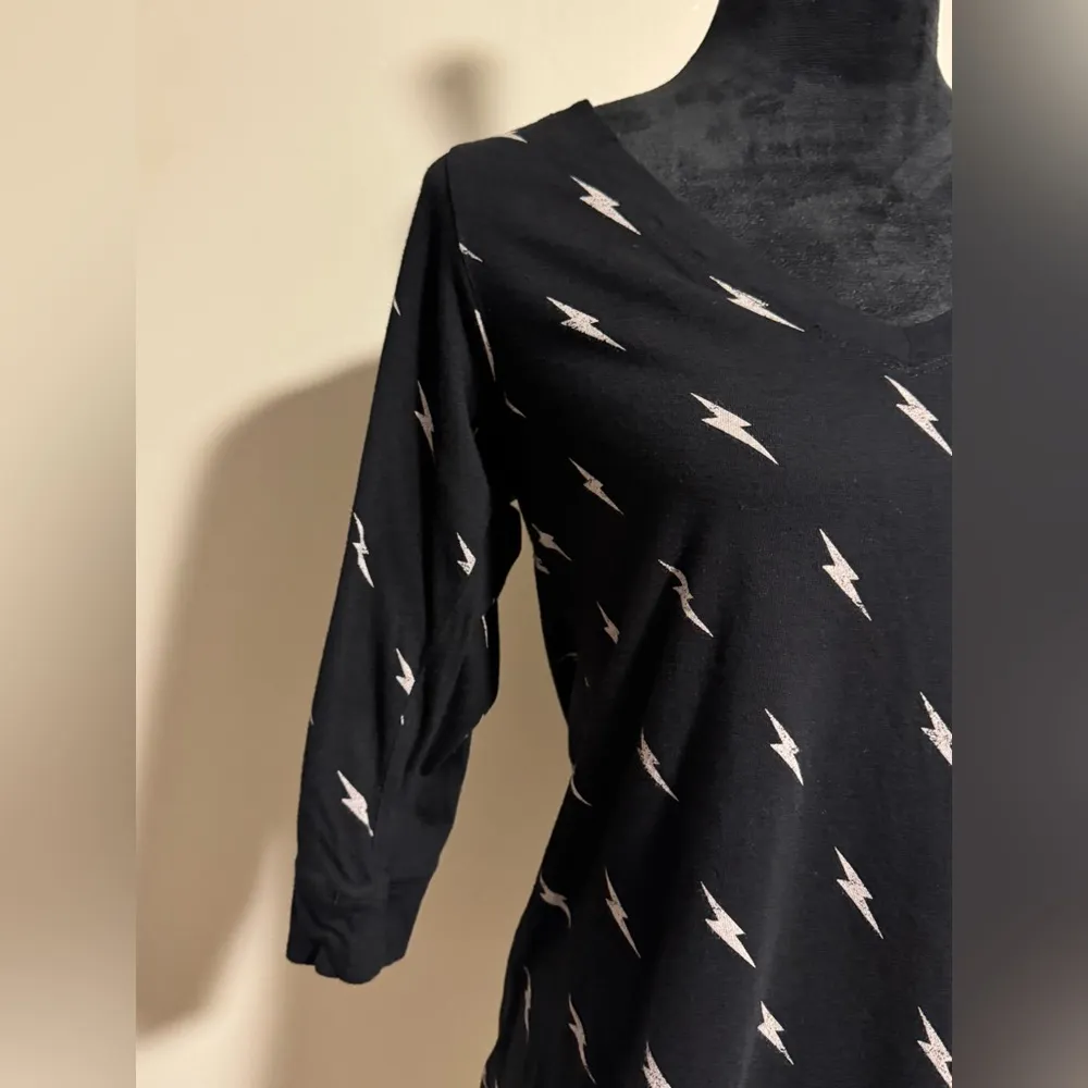 EUC Torrid Black and White Lightning Bolt Graphic Tee size 00 - Image 2