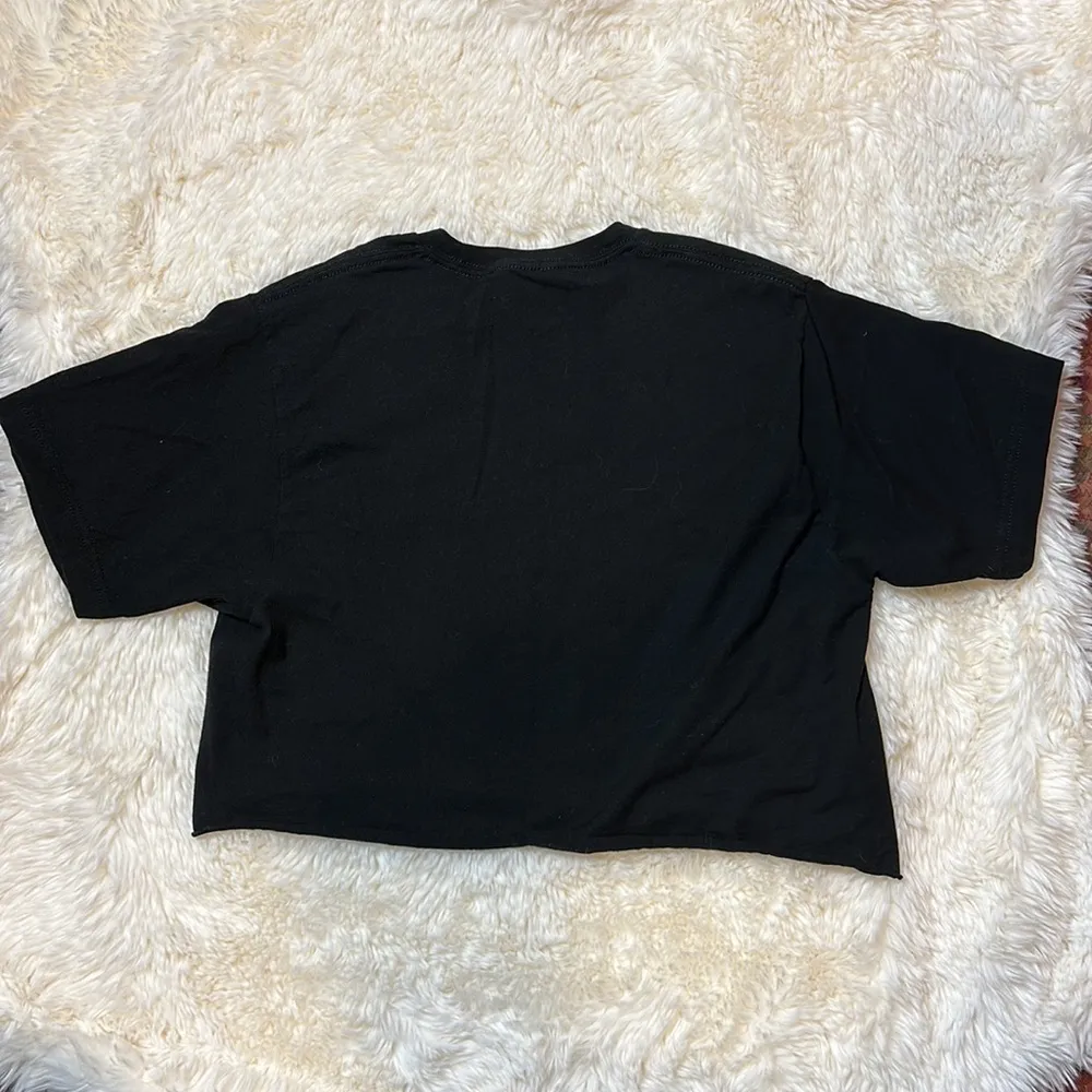 BIOWORLDS ANIME CARTOON KUROMI BY SANRIO FLAMING HEART GRAPHIC CROP TEE Black - Image 3