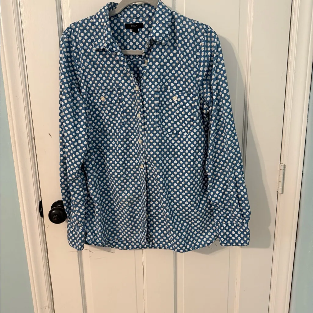 J. Crew Blue and White Patterned Button-Up Shirt - Image 4