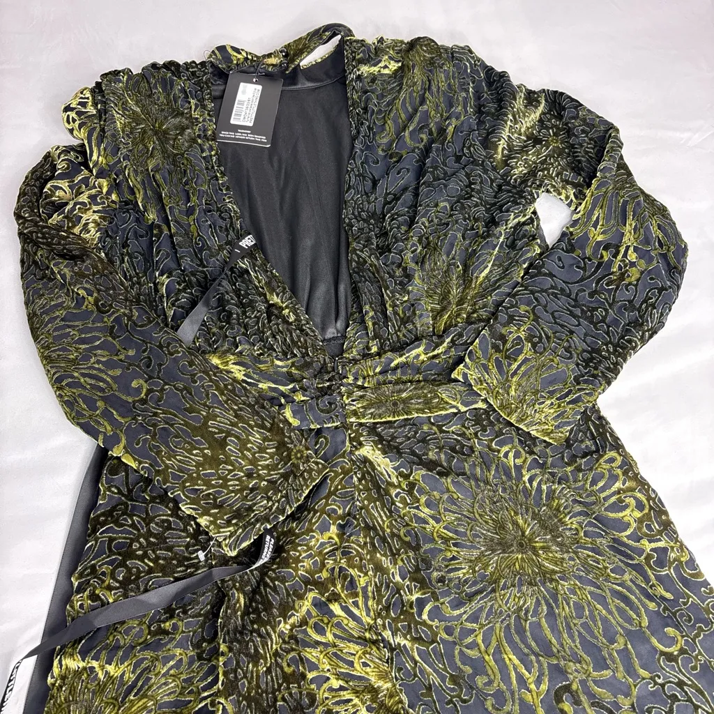 PrettyLittleThing Black and Gold Patterned Long Sleeve Dress - Image 4