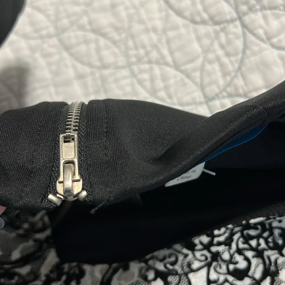 Francesca's size medium black and white v - Image 11