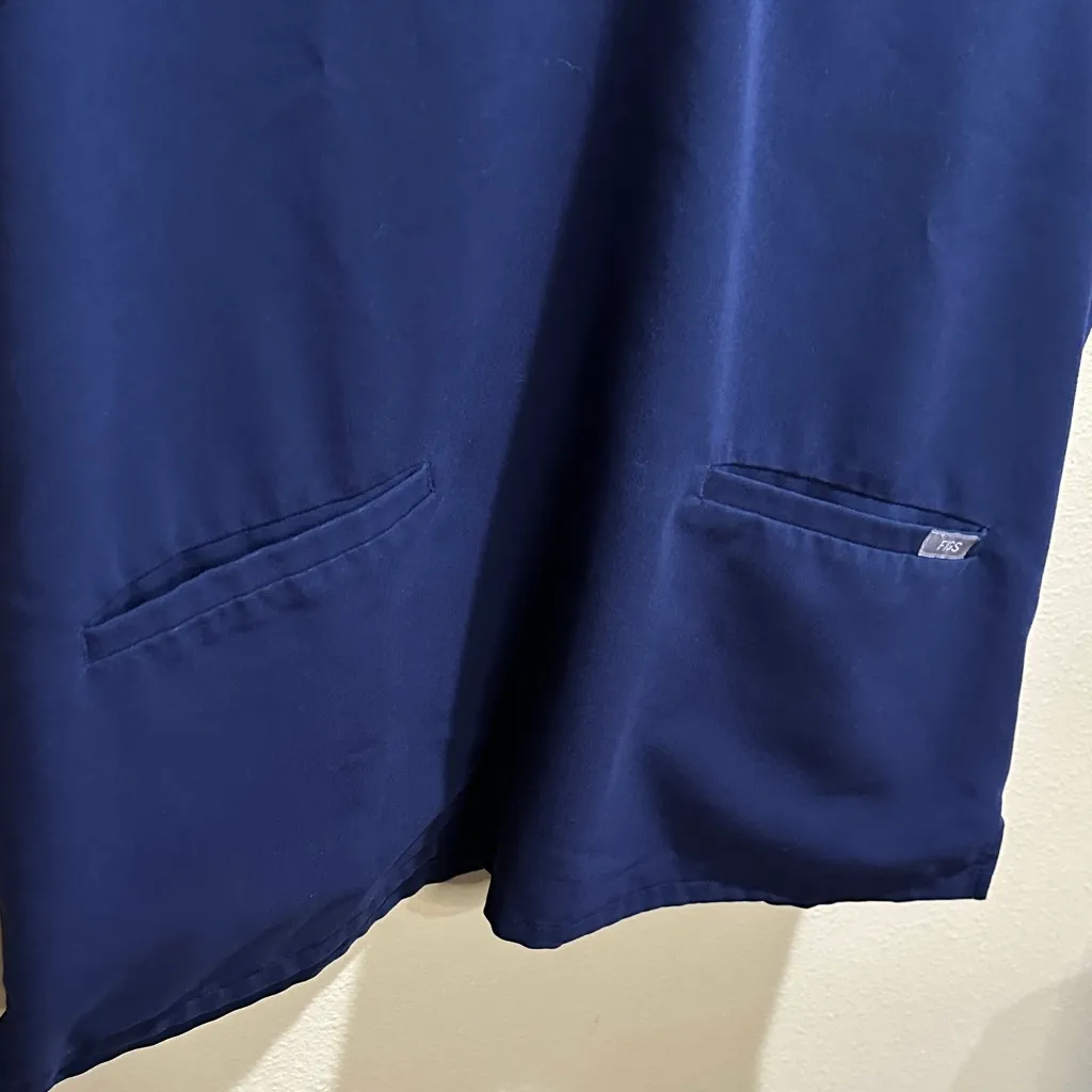 FIGS size large Casma Three-Pocket Scrub Top | technical collection - Image 4