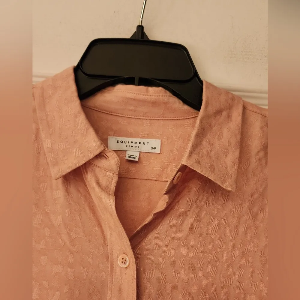 Equipment Leema Women's Pink Rose Cloud Button-Up Top Size Small - Image 7